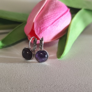 Kislány ametiszt cabochon fülbevaló 8 mm-es nemesacél alappal � Tündéri lila csillogás! - ékszer - fülbevaló - lógós kerek fülbevaló - Meska.hu