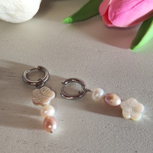 Egyedi, aszimmetrikus nemesacél, tenyésztett gyöngy fülbevaló! - ékszer - fülbevaló - lógó fülbevaló - Meska.hu