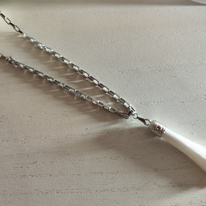 Nemesacél nyaklánc fehér bojtos medállal � elegáns és tartós ékszer!, Ékszer, Nyaklánc, Bojtos nyaklánc, Ékszerkészítés, Gyöngyfűzés, gyöngyhímzés, MESKA