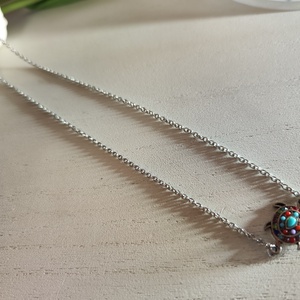 Vékony nemesacél nyaklánc delfinkapoccsal � strasszos teknős medállal! - ékszer - nyaklánc - medál - Meska.hu