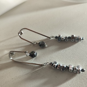 Stílusos hematit fülbevaló íves nemesacél pálcával � Földelő fekete varázs!, Ékszer, Fülbevaló, Lógó fülbevaló, Ékszerkészítés, Gyöngyfűzés, gyöngyhímzés, MESKA