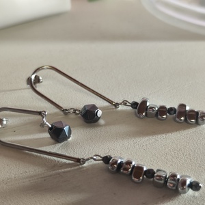 Stílusos hematit fülbevaló íves nemesacél pálcával � Földelő fekete varázs! - ékszer - fülbevaló - lógó fülbevaló - Meska.hu