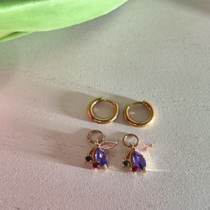 Kézzel készült nemesacél karika fülbevaló cirkónium pillangó medállal � arany ragyogás!  - ékszer - fülbevaló - lógó fülbevaló - Meska.hu