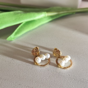 Egyedi, kézzel készült nemesacél fülbevaló édesvízi tenyésztett gyöngyökkel! - ékszer - fülbevaló - lógó fülbevaló - Meska.hu