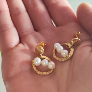 Egyedi, kézzel készült nemesacél fülbevaló édesvízi tenyésztett gyöngyökkel! - ékszer - fülbevaló - lógó fülbevaló - Meska.hu