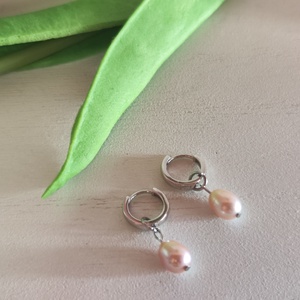 Elegáns nemesacél karika fülbevaló levehető rizsszemű édesvízi tenyésztett gyönggyel! - ékszer - fülbevaló - lógó fülbevaló - Meska.hu