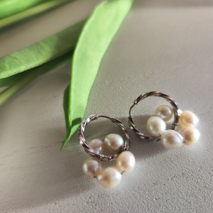 Nemesacél csavart karika fülbevaló AAA rizsszemű édesvízi gyönggyel � hideg elegancia! - ékszer - fülbevaló - lógós kerek fülbevaló - Meska.hu