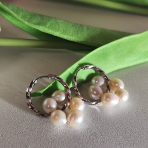 Nemesacél csavart karika fülbevaló AAA rizsszemű édesvízi gyönggyel � hideg elegancia! - ékszer - fülbevaló - lógós kerek fülbevaló - Meska.hu