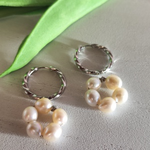 Nemesacél csavart karika fülbevaló AAA rizsszemű édesvízi gyönggyel � hideg elegancia! - ékszer - fülbevaló - lógós kerek fülbevaló - Meska.hu