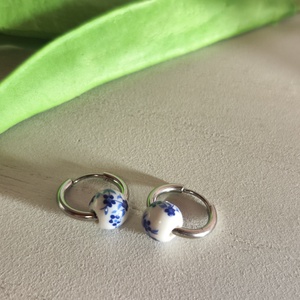 Nemesacél karika fülbevaló vintage orchidea kerámia gyönggyel � kék-fehér elegancia! - ékszer - fülbevaló - lógós kerek fülbevaló - Meska.hu