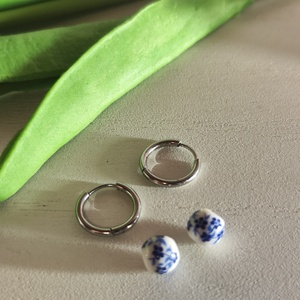 Nemesacél karika fülbevaló vintage orchidea kerámia gyönggyel � kék-fehér elegancia! - ékszer - fülbevaló - lógós kerek fülbevaló - Meska.hu