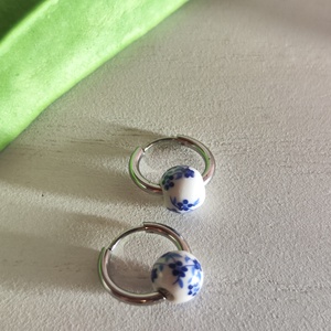 Nemesacél karika fülbevaló vintage orchidea kerámia gyönggyel � kék-fehér elegancia! - ékszer - fülbevaló - lógós kerek fülbevaló - Meska.hu