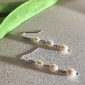 Lelógó fülbevaló AAA minőségű gyöngyökkel � hideg tónusú elegancia! - ékszer - fülbevaló - lógó fülbevaló - Meska.hu