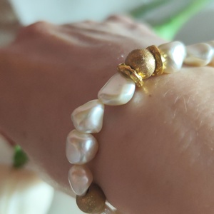 Egyedi édesvízi gyöngy karkötő arany rücskös díszítéssel! - Meska.hu