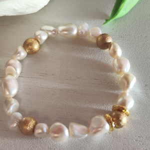 Egyedi édesvízi gyöngy karkötő arany rücskös díszítéssel! - ékszer - karkötő - gyöngyös karkötő - Meska.hu