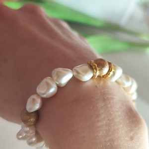 Egyedi édesvízi gyöngy karkötő arany rücskös díszítéssel! - ékszer - karkötő - gyöngyös karkötő - Meska.hu