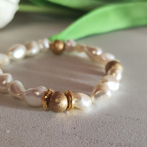 Egyedi édesvízi gyöngy karkötő arany rücskös díszítéssel! - ékszer - karkötő - gyöngyös karkötő - Meska.hu