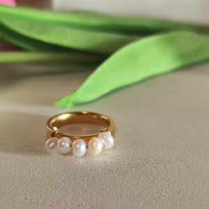 Arany színű nemesacél karika gyűrű édesvízi tenyésztett gyöngyökkel! - Meska.hu