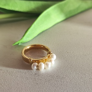 Arany színű nemesacél karika gyűrű édesvízi tenyésztett gyöngyökkel! - ékszer - gyűrű - kerek gyűrű - Meska.hu