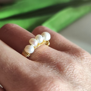 Arany színű nemesacél karika gyűrű édesvízi tenyésztett gyöngyökkel! - ékszer - gyűrű - kerek gyűrű - Meska.hu