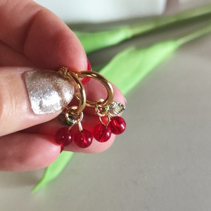 Egyedi aranyfényű nemesacél karika fülbevaló cseresznye medállal! - ékszer - fülbevaló - lógó fülbevaló - Meska.hu