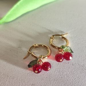 Egyedi aranyfényű nemesacél karika fülbevaló cseresznye medállal! - Meska.hu