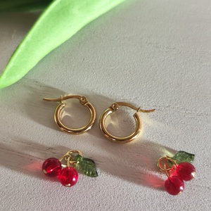 Egyedi aranyfényű nemesacél karika fülbevaló cseresznye medállal! - ékszer - fülbevaló - lógó fülbevaló - Meska.hu