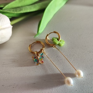 Nemesacél karika fülbevaló levehető medálokkal � Tavaszi pillangó és gyöngyvirág! - Meska.hu