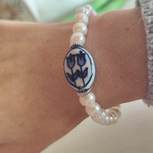 Tavaszi szellő � AA minőségű valódi gyöngy karkötő kézzel festett tulipánnal! - ékszer - karkötő - gyöngyös karkötő - Meska.hu