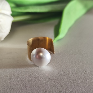 Modern Elegancia: Nyitott Sárgaréz Gyűrű Kagylógyönggyel - ékszer - gyűrű - kerek gyűrű - Meska.hu