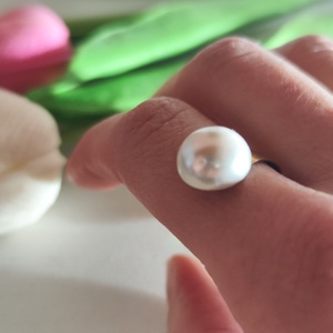 Modern Elegancia: Nyitott Sárgaréz Gyűrű Kagylógyönggyel, Ékszer, Gyűrű, Kerek gyűrű, Ékszerkészítés, MESKA