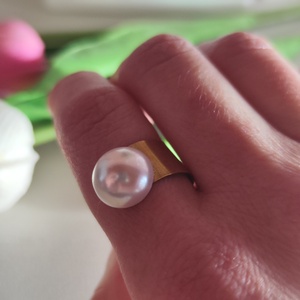 Modern Elegancia: Nyitott Sárgaréz Gyűrű Kagylógyönggyel - ékszer - gyűrű - kerek gyűrű - Meska.hu