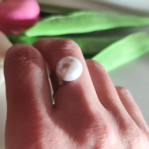 Modern Elegancia: Nyitott Sárgaréz Gyűrű Kagylógyönggyel - ékszer - gyűrű - kerek gyűrű - Meska.hu