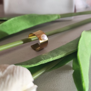 Elegáns Minimalizmus: Kézzel készült sárgaréz gyűrű édesvízi gyönggyel! - Meska.hu