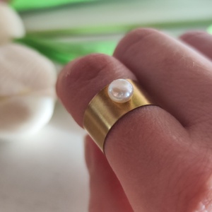 Elegáns Minimalizmus: Kézzel készült sárgaréz gyűrű édesvízi gyönggyel! - ékszer - gyűrű - kerek gyűrű - Meska.hu