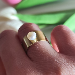 Elegáns Minimalizmus: Kézzel készült sárgaréz gyűrű édesvízi gyönggyel! - ékszer - gyűrű - kerek gyűrű - Meska.hu