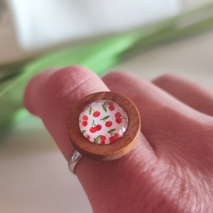 Egyedi cseresznye mintájú cabochon gyűrű � romantikus nyári ékszer!, Ékszer, Gyűrű, Üveglencsés gyűrű, Ékszerkészítés, Gyöngyfűzés, gyöngyhímzés, MESKA