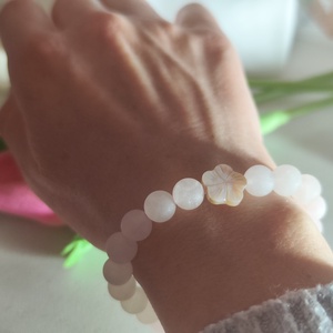 Rózsakvarc Álom Szett � Matt ásvány karkötő gyöngyház virággal és kísérő fülbevalóval - ékszer - ékszerszett - Meska.hu