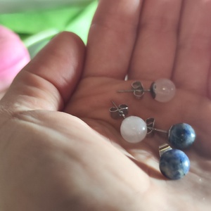 Ásványi Duó: Rózsakvarc és Szodalit Nemesacél Fülbevaló Szett  - ékszer - fülbevaló - pötty fülbevaló - Meska.hu