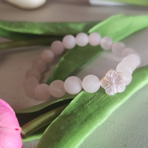 Rózsakvarc Álom Szett � Matt ásvány karkötő gyöngyház virággal és kísérő fülbevalóval - ékszer - ékszerszett - Meska.hu