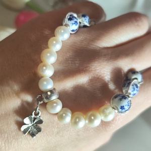 Szerencsehozó gyöngy karkötő � négylevelű lóhere medállal, kék-fehér virágos!, Ékszer, Karkötő, Ásványkarkötő, Ékszerkészítés, Gyöngyfűzés, gyöngyhímzés, MESKA