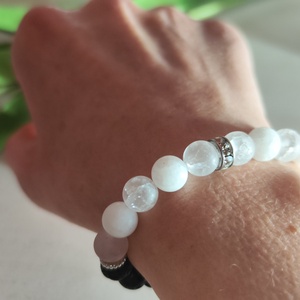 Éjfél és Hófehér harmónia � Elegáns ásvány karkötő Tél típusú hölgyeknek  - ékszer - karkötő - ásványkarkötő - Meska.hu