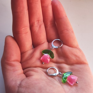 Tavaszi megújulás: üveggyöngy tulipán fülbevaló nemesacélból - ékszer - fülbevaló - lógó fülbevaló - Meska.hu