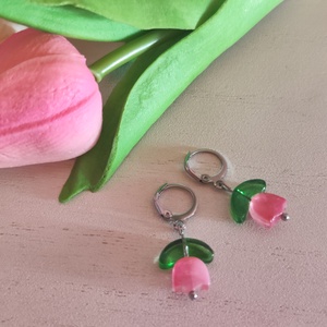 Tavaszi megújulás: üveggyöngy tulipán fülbevaló nemesacélból - ékszer - fülbevaló - lógó fülbevaló - Meska.hu