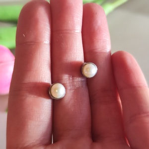 Igazgyöngy ragyogás � Nemesacél fülbevaló édesvízi tenyésztett gyönggyel - ékszer - fülbevaló - pötty fülbevaló - Meska.hu