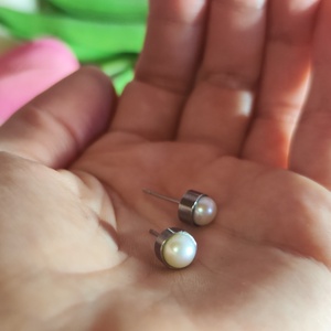 Igazgyöngy ragyogás � Nemesacél fülbevaló édesvízi tenyésztett gyönggyel - ékszer - fülbevaló - pötty fülbevaló - Meska.hu