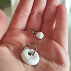 2-az-1-ben Elegancia: Aszimmetrikus Nemesacél - Howlit Ásvány Fülbevaló Szett, Ékszer, Fülbevaló, Lógós kerek fülbevaló, Ékszerkészítés, MESKA