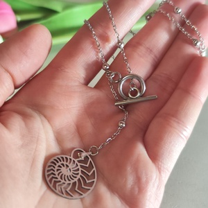 Nemesacél nyaklánc kagyló-csiga medállal., Ékszer, Nyaklánc, Medálos nyaklánc, Ékszerkészítés, MESKA