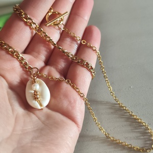 Aranyozott Kagyló-Varázs: Nemesacél Nyaklánc Valódi Gyönggyel - ékszer - nyaklánc - gyöngyös nyaklánc - Meska.hu