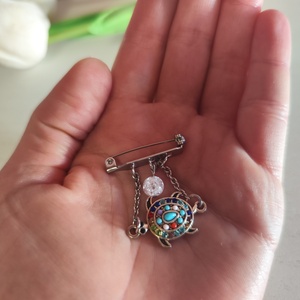 Csillogó Teknős – Egyedi Nemesacél Kitűző Roppantott Hegyikristállyal, Ékszer, Kitűző és Bross, Ékszerkészítés, Varázsolj egy kis tengerparti hangulatot a mindennapjaidba ezzel az egyedi, kézzel készült kitűzőve..., MESKA